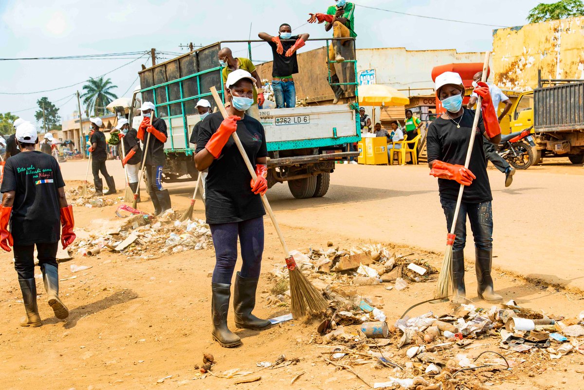Journée internationale #ZéroDéchet ce 30 mars.
C’est l’occasion de rendre un nouvel hommage aux citoyennes de #Nkayi et #Owando pour leur engagement dans l’assainissement de leurs villes et de clôturer ce Mois de la Femme.
Merci Mesdames ! #Agirensemblepournosvilles #Congo