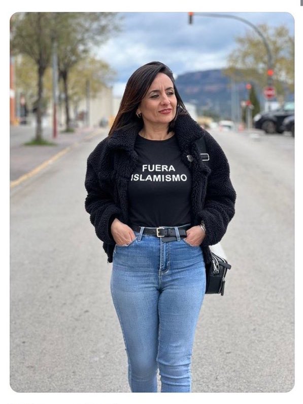 Doct_Tricornio's tweet photo. 🔴 Se llama Alicia Tomás y es concejal por Vox en el ayuntamiento de Tarrasa (Barcelona)

Su camiseta dice lo que piensan muchos españoles, por eso la izquierda quiere denunciarla por “racista” e “intolerante” 

Retuitea y dale voz a esta mujer si estás de acuerdo con su mensaje https://t.co/a09tynl0jr
