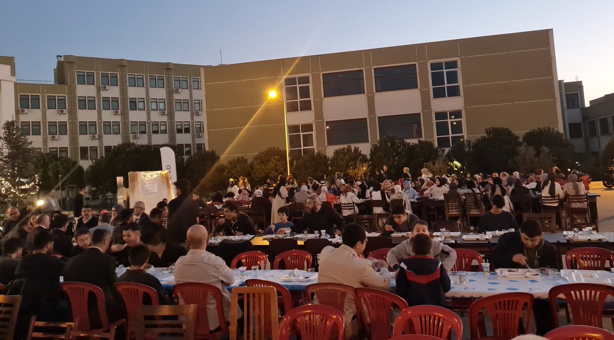 Çanakkale Onsekiz Mart Üniversitesi “Geçerken Kulübü” tarafından düzenlenen iftara katıldık. Bu güzel günlerde, gençlerle birlikte Ramazan'ın sevincini yaşamak, iftarımızı beraber açmak bizi eski günlere götürdü. Rabbim tuttuğumuz oruçları kabul etsin. @onsekizmartuni