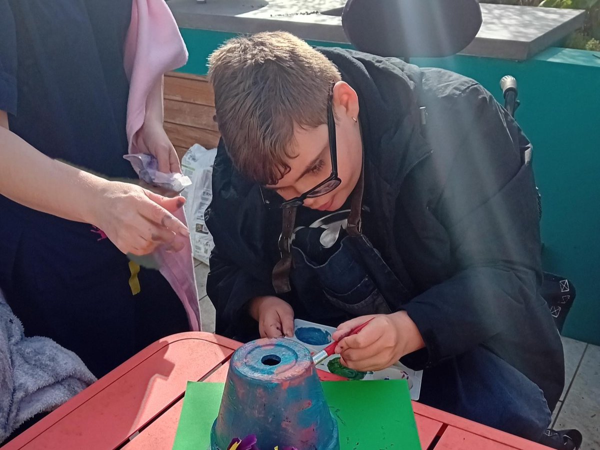 Gethin, Marshall, Alma and Ed enjoyed some time outside in the sunshine today 🌞 This morning the Easter bunny left prizes around the gardens for an Easter hunt 🐰 And then this afternoon everyone decorated and planted their own spring planters 🌱 #EasterHunt #Spring