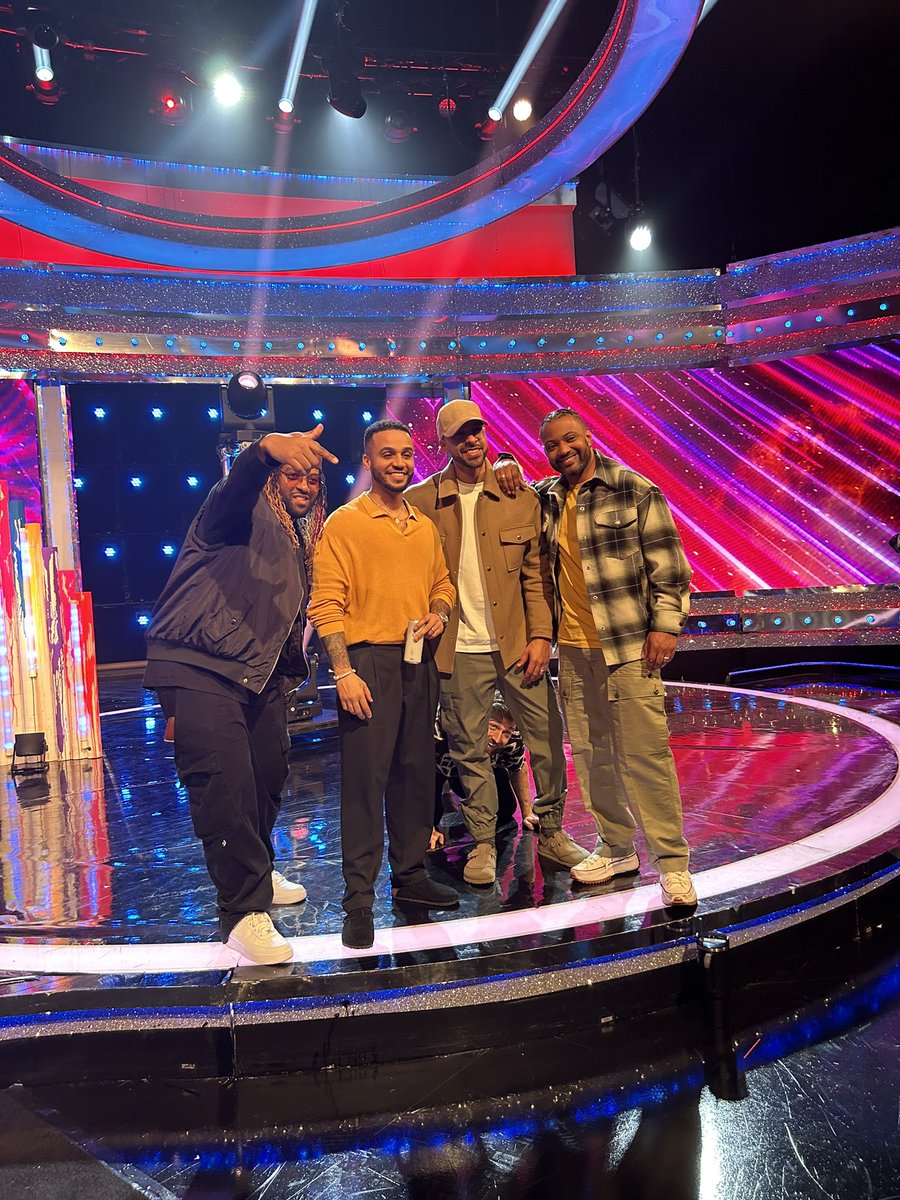 JLSOfficial's tweet photo. Marv: Sam, let’s take an epic picture 

Sam:…😂

#5thMemberEnergy https://t.co/QSUssRSDEo