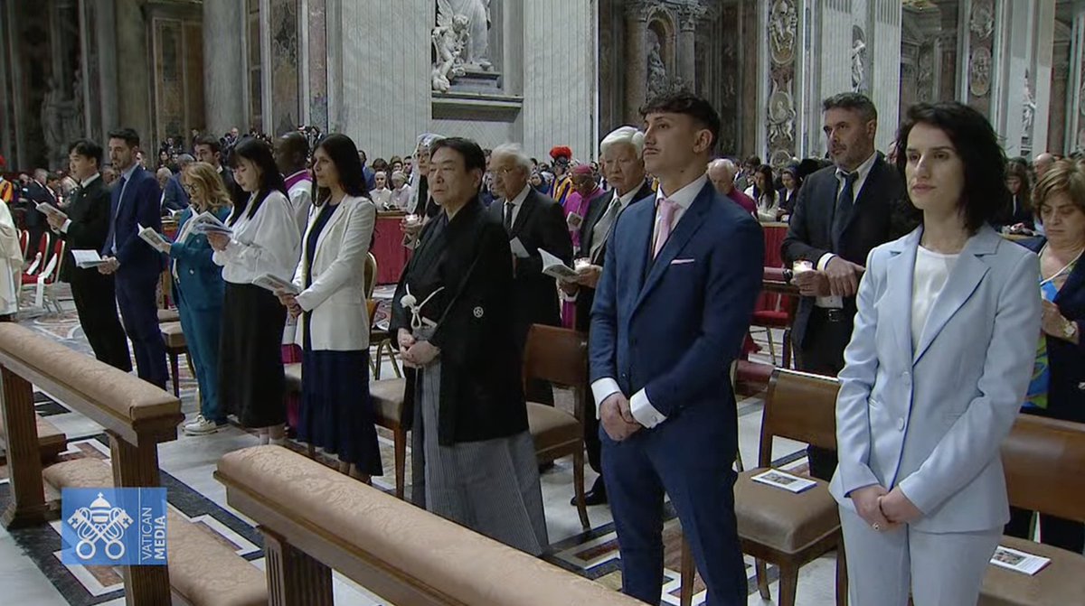 #PopeFrancis turns to the eight catechumens and asks them to renounce Satan and to make their profession of faith.