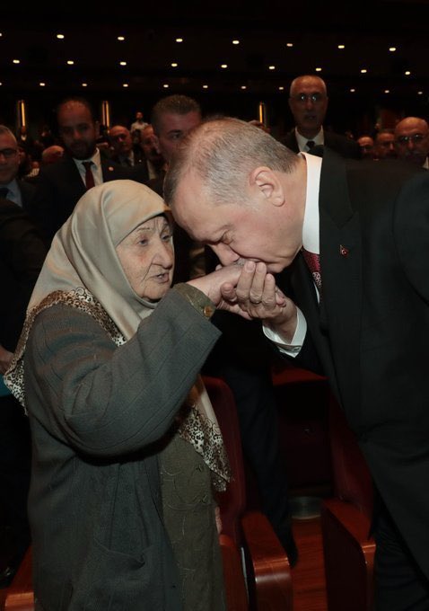 Sen bu kurtlar sofrasından Çıkamazsan ona yanarım Şerefli bayrağı burca Dikemezsen ona yanarım Oy yiğidim, oy civanım Tüketme umutlarını Zalimlerin tahtlarını Yıkamazsan ona yanarım… #OylarAKPartiye