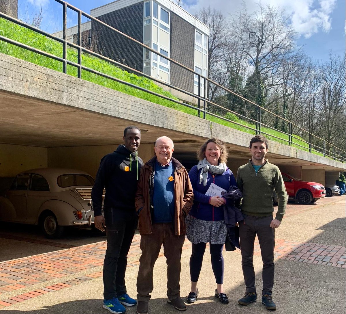 Our team talking to residents on Spedan Close this morning in #Frognal. A wonderful community so badly let down by Labour run #Camden Council.