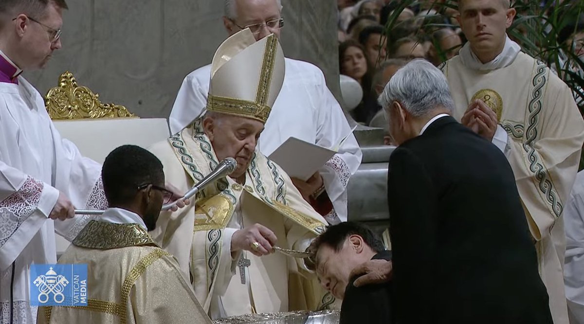 #PopeFrancis baptizes eight adults during the #EasterVigil in St. Peter's Basilica: four Italians, two South Koreans, a man from Japan and a woman from Albania