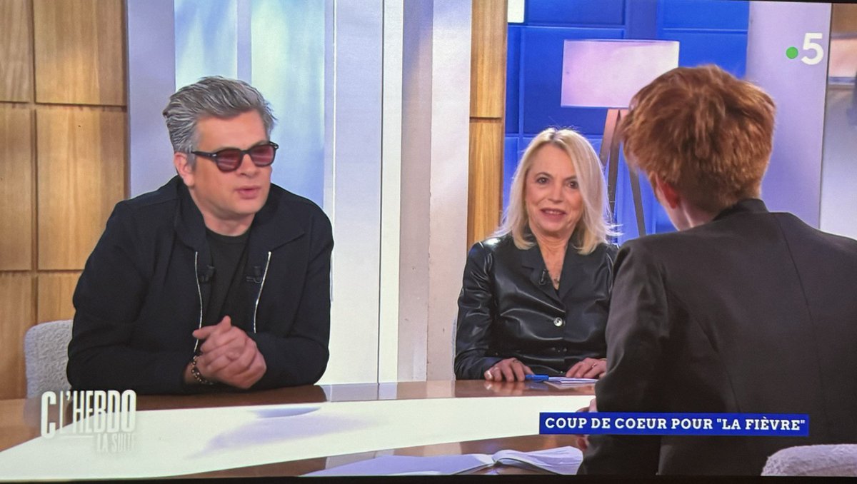 medias_citoyens's tweet photo. SUR FRANCE 5, "L'IDÉAL RÉPUBLICAIN, IL PEUT SE TOUCHER" - Dans l'émission C l'hebdo du 30 mars 2024, Natacha Polony interroge Benjamin Biolay sur l'état de la République française : 
"La nécessité d'avoir un pouvoir politique au niveau est important car on est quand même un pays formidable (...) Et là depuis quelques années notre classe politique je la trouve pas au niveau ; tant qu'on est gouverné par des gens qui sont moins bons que nous, l'idéal républicain, il peut se toucher si vous voulez (...)" 
Laure Adler abonde : "Ben je souscris tout à fait à ce que vient de dire Benjamin (...) Ce qui se passe d'intéressant c'est ce qui est horizontal (...) Pour le moment il n'y a aucun représentant de la société civile qui nous gouverne ! [colère froide]
Benjamin Biolay : Faut cesser d'attendre un homme ou une femme providence, ce système il est fini (...) Moi je crois plus beaucoup à la Vème République. 
Laure Adler : Ah bah Natacha elle pense la même chose.

@clhebdo5 @datirachida @DelphineErnotte