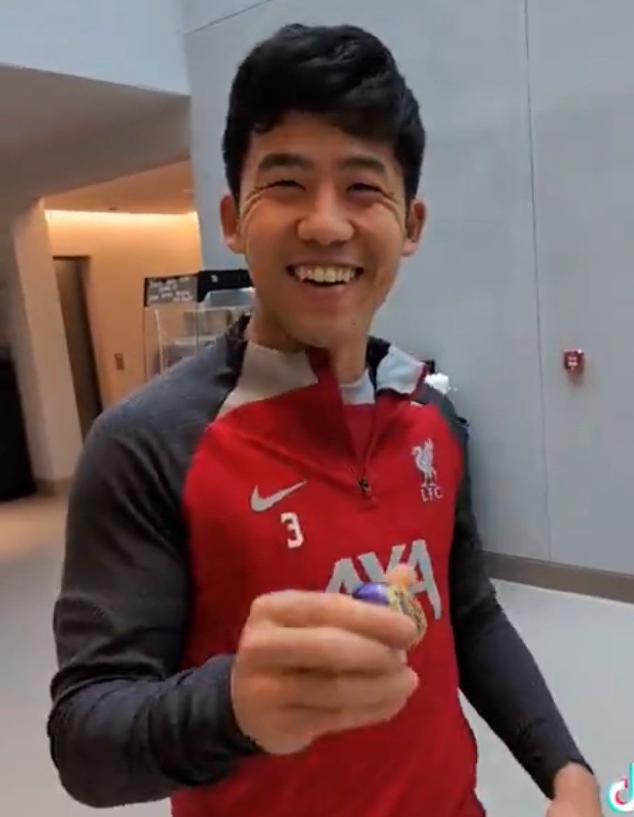 SamueILFC's tweet photo. Wataru Endo priceless reaction when he received a Cadbury crème egg. 

What a guy. ❤️ https://t.co/epDMGBqwSw
