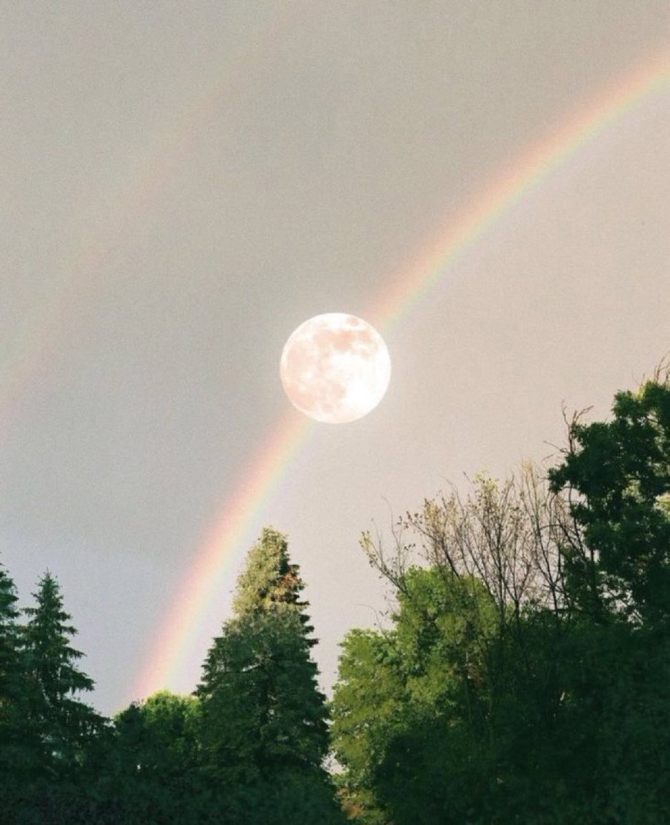moonloverxjpg's tweet photo. la luna con un arcoiris https://t.co/c8ey40vhR6