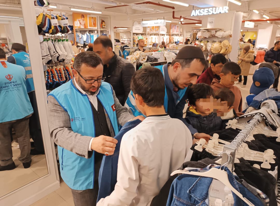 bitlisulucami's tweet photo. Ramazan ayı projelerimiz dahilinde 2.sini gerçekleştirdiğimiz, hayırseverlerin katkılarıyla yetimlerin ,ihtiyaç sahiplerinin yüzleri güldü.
Desteklerinden dolayı 
İl Müftümüz Sn.Mehmet Faysal GEYLANİ
İl Müftü yrd. Gülnihal BORA hocalarımıza ve meslektaşlarımıza teşekkür ediyoruz https://t.co/rmnl4ApPdw