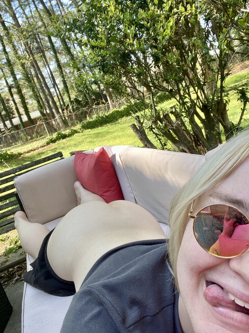 When you&rsquo;re outside lounging alone but you realize your 🍑 needs to get some sun 🥵😜 https://t.co/MOQo