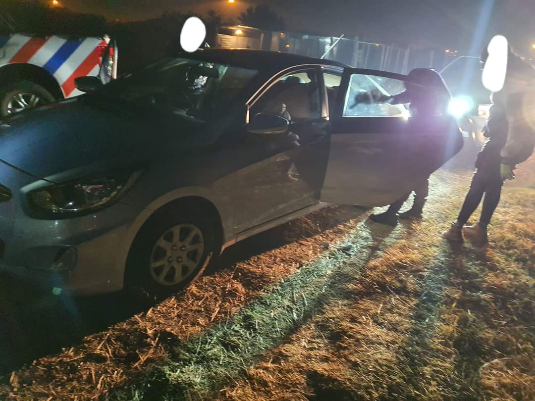 Ko marry me here fitlha ba tima mabone a the whole kasi... anyway this hyundai accent was stolen in 2021may the 20th. Its recovered 2 suspects arrested and dance lessons heavily administered. May the lady owner be ok Let's work 💪 🙌
