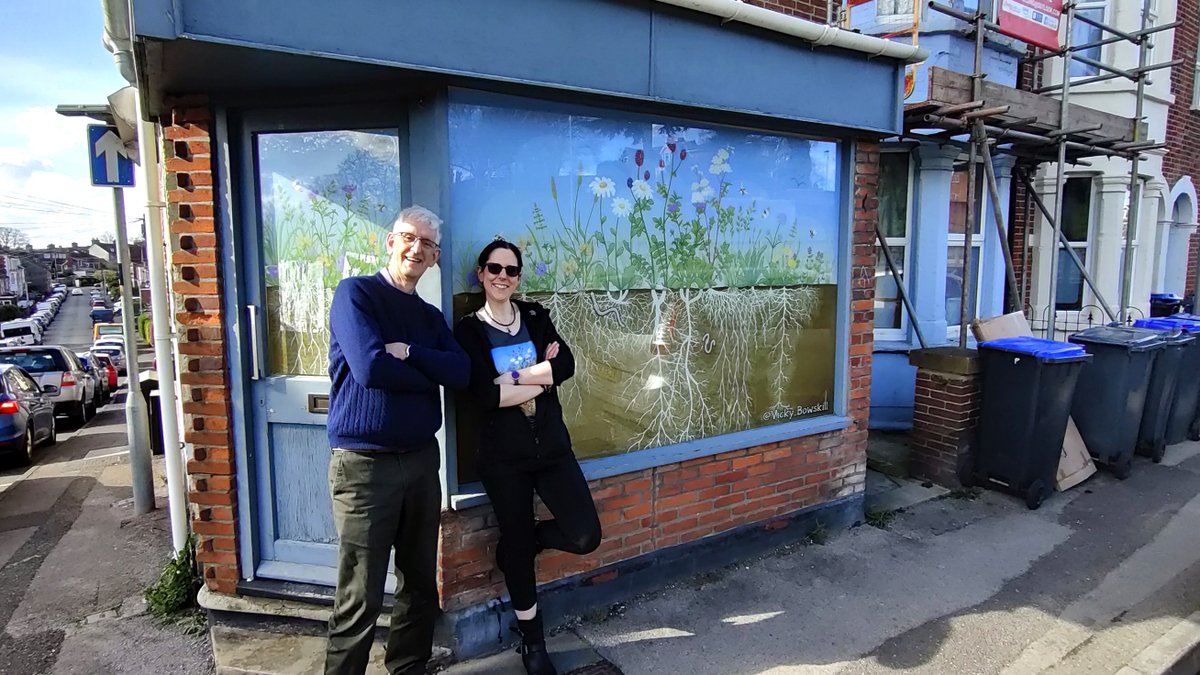 Had a great afternoon installing this #floodplainmeadow mural in Salisbury. If you're passing through you can check it out from the east ringroad. Or the t-shirt version in my shop 🌼🌱🎨 #roots #botanicalillustration #sciart vickybowskill.myspreadshop.co.uk/roots+of+diver…