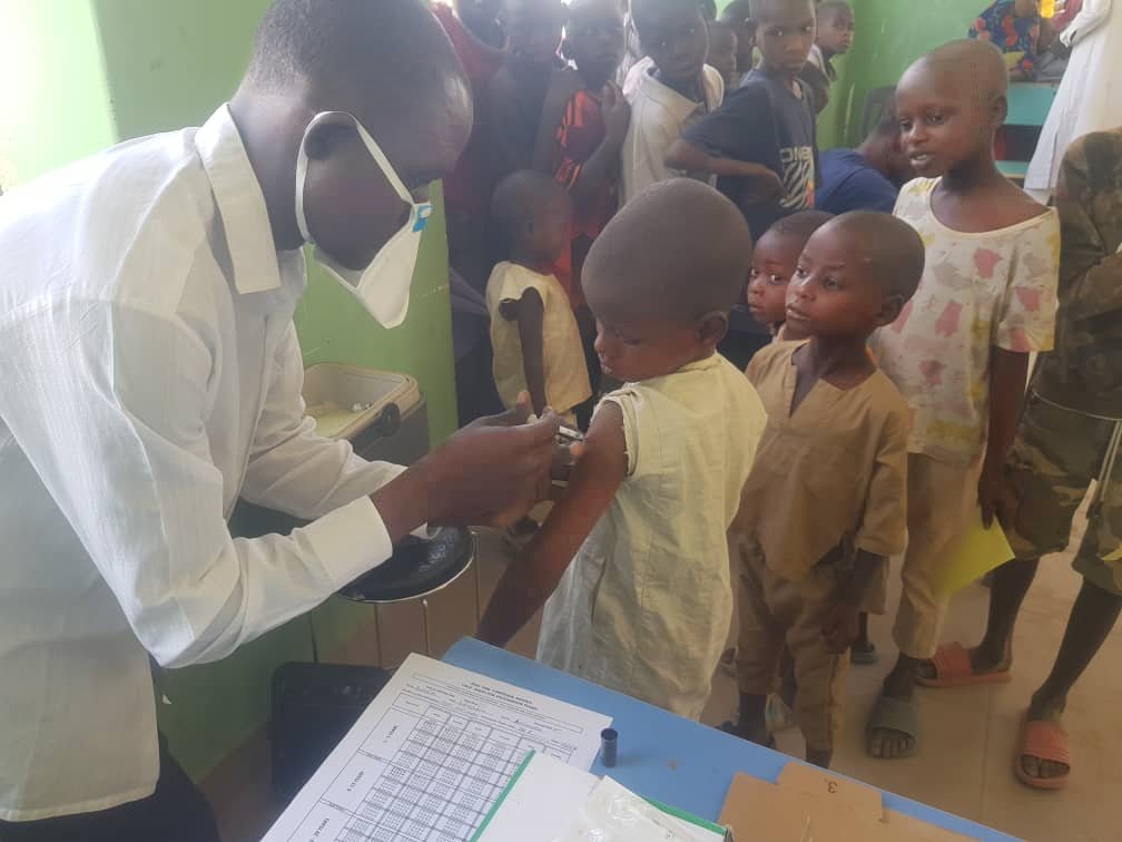 With the outbreak of #meningitis, vaccinated children happily display their cards in the ongoing #vaccination response to the outbreak in Dambam LGA, Bauchi State. 📸 : Yunus Ahmadu #SBCNigeria @UNICEF_Nigeria @Sofszee