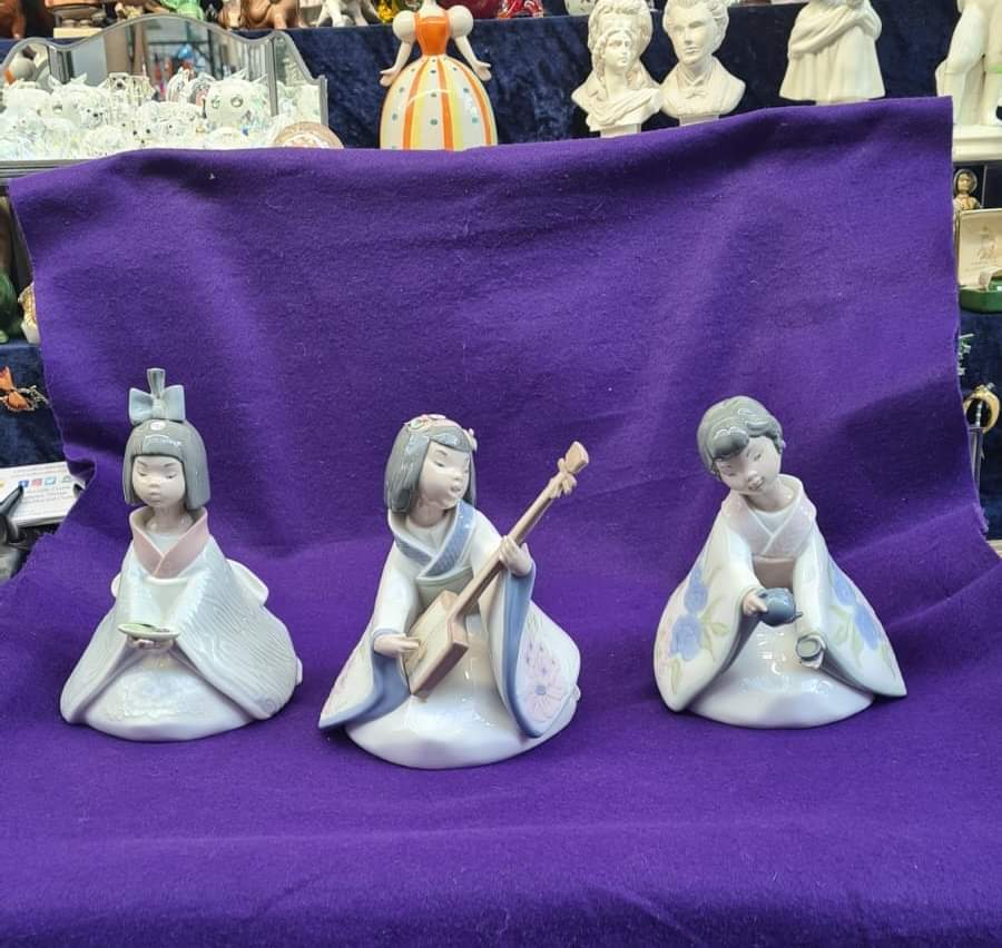 CollectCurios's tweet image. More of Collectable Curios lovely Lladro figurines, these three are adorable. Only available at our stalls in St George's Market, Belfast 

info@collectablecurios.co.uk

#Lladro #Nao #Figurines #Collectables #Curios #Antiques #Trending #Home  #StGeorgesMarketBelfast