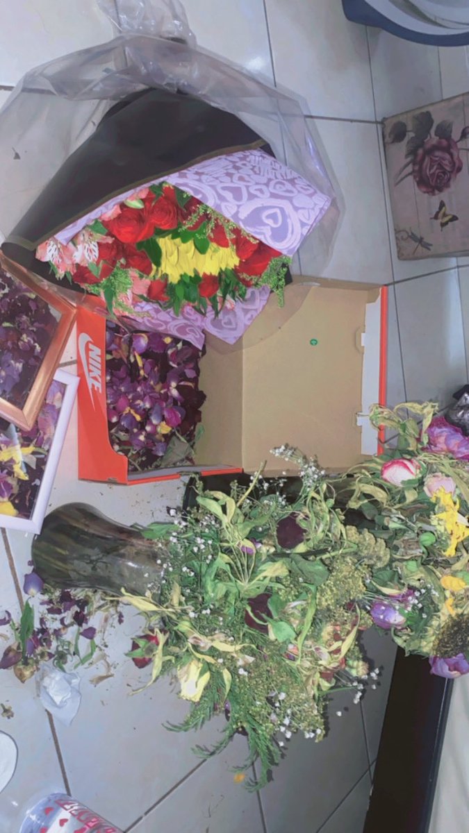 Desde que estoy contigo en mi cuarto siempre hay flores🤍