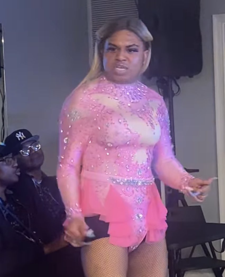 queenie_iman's tweet image. When I send you this just know you paying full price for half the product‼️