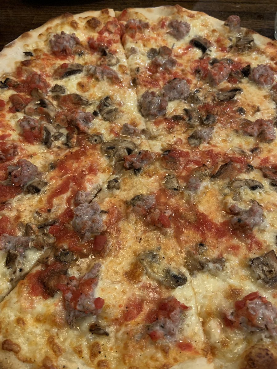 Now that’s a nice pie! #pizza #pie #NewYorkCity
