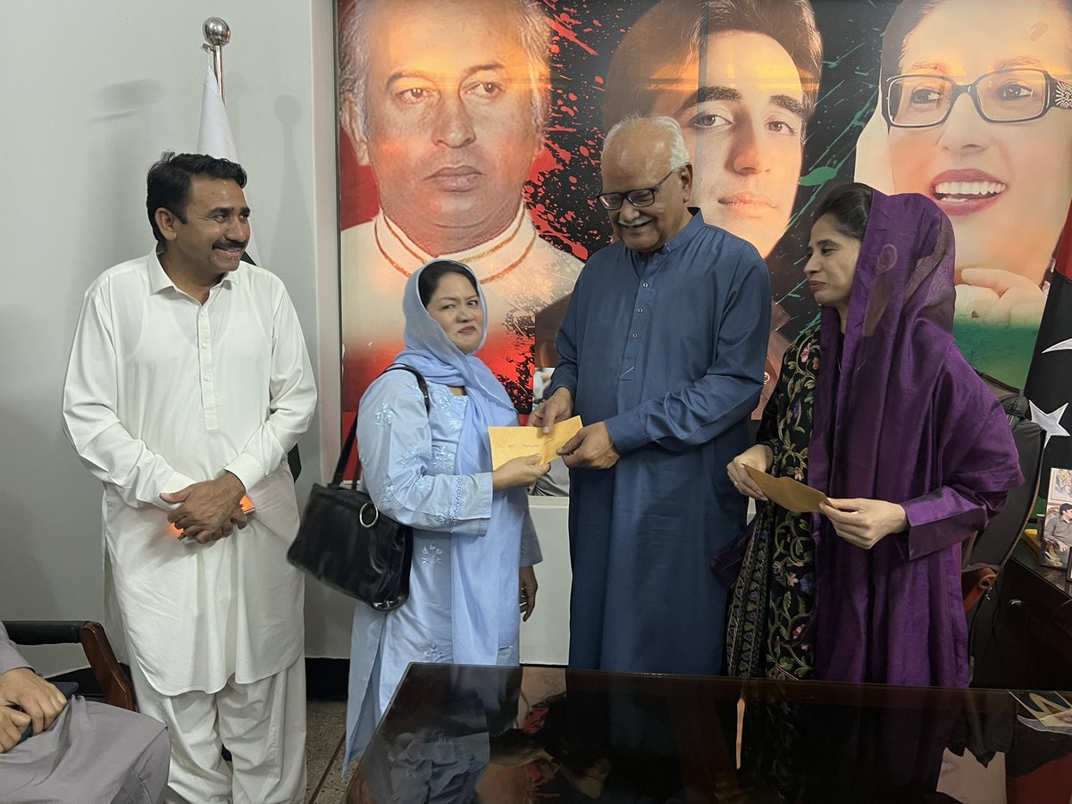 RomaMMatto's tweet photo. Distributed Eidi among PPP Christian  woman Workers on the occasion of Easter. Happy Easter to my Christian Brothers and sisters. @BBhuttoZardari @AseefaBZ https://t.co/nEHgzlJSCs