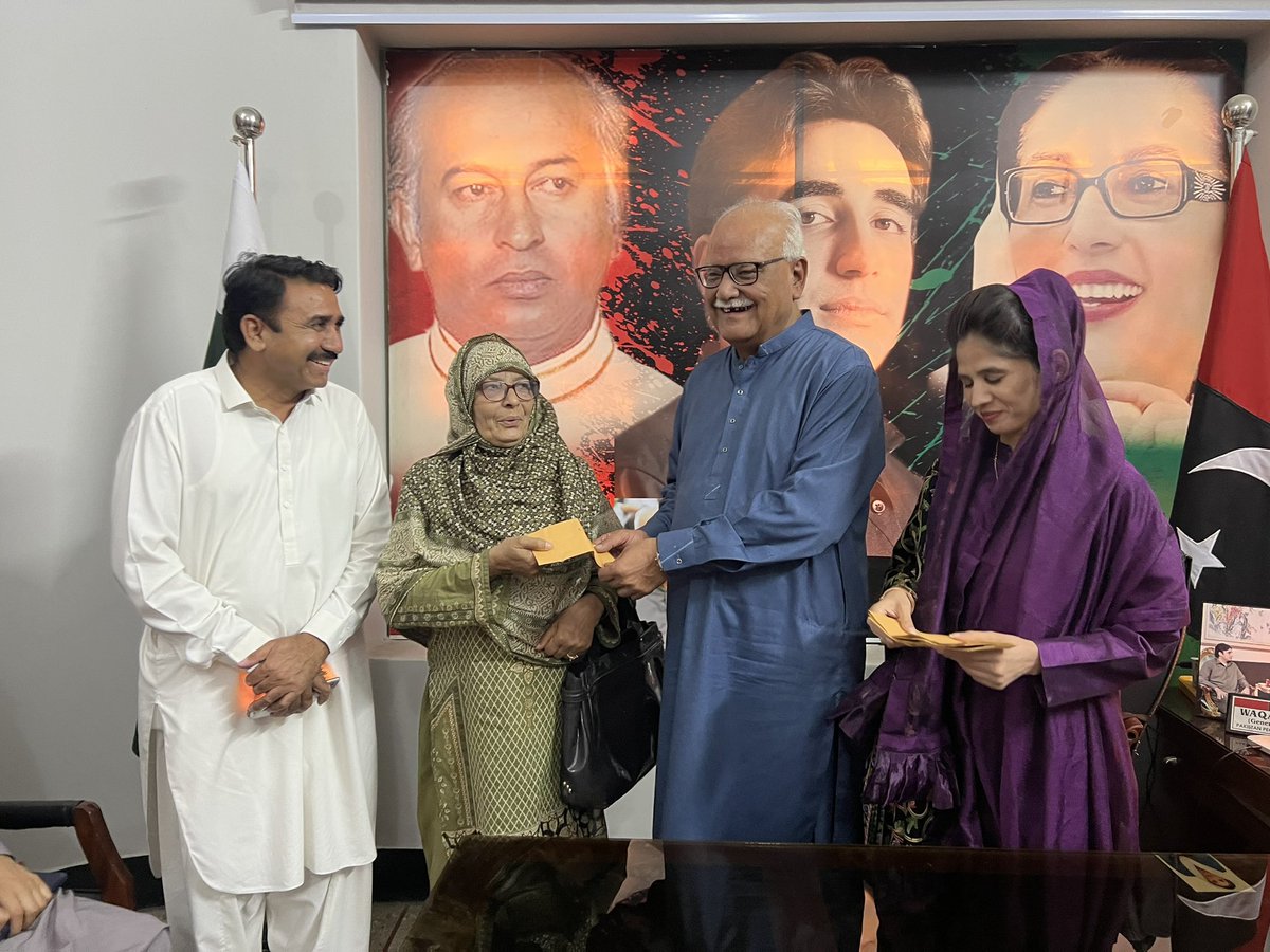 RomaMMatto's tweet photo. Distributed Eidi among PPP Christian  woman Workers on the occasion of Easter. Happy Easter to my Christian Brothers and sisters. @BBhuttoZardari @AseefaBZ https://t.co/nEHgzlJSCs