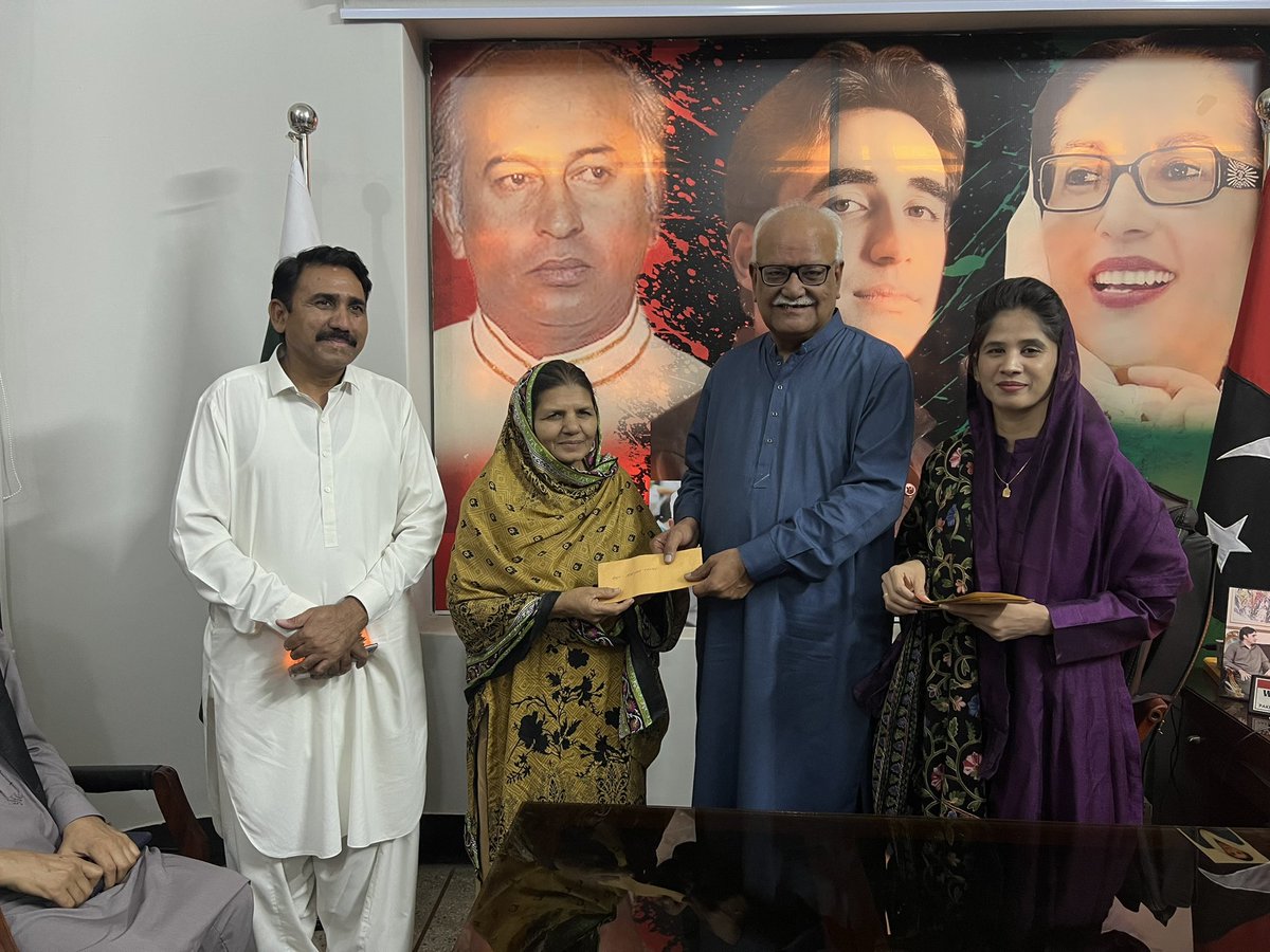 RomaMMatto's tweet photo. Distributed Eidi among PPP Christian  woman Workers on the occasion of Easter. Happy Easter to my Christian Brothers and sisters. @BBhuttoZardari @AseefaBZ https://t.co/nEHgzlJSCs