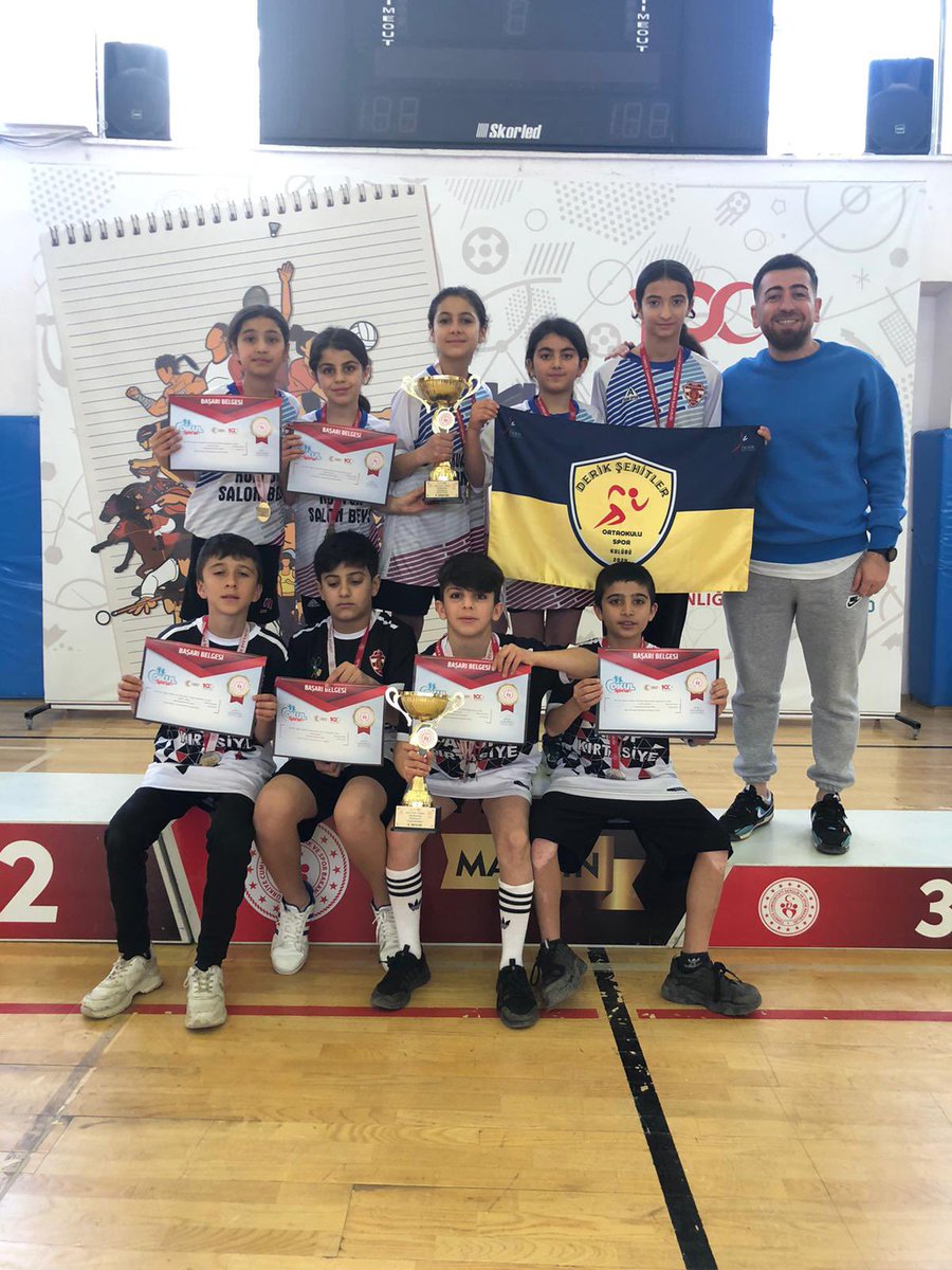 DerikKaymakam's tweet photo. 2023-2024 Mardin Okullararası Badminton Küçük Erkekler Mardin 2. si Derik Şehitler Ortaokulu olmuştur. Emeği geçenlere teşekkür eder, Öğrencilerimizin başarılarının devamını dileriz.@tuncay_akkoyun https://t.co/6oEMzHqpb2