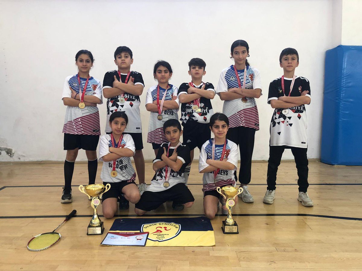 DerikKaymakam's tweet photo. 2023-2024 Mardin Okullararası Badminton Küçük Erkekler Mardin 2. si Derik Şehitler Ortaokulu olmuştur. Emeği geçenlere teşekkür eder, Öğrencilerimizin başarılarının devamını dileriz.@tuncay_akkoyun https://t.co/6oEMzHqpb2