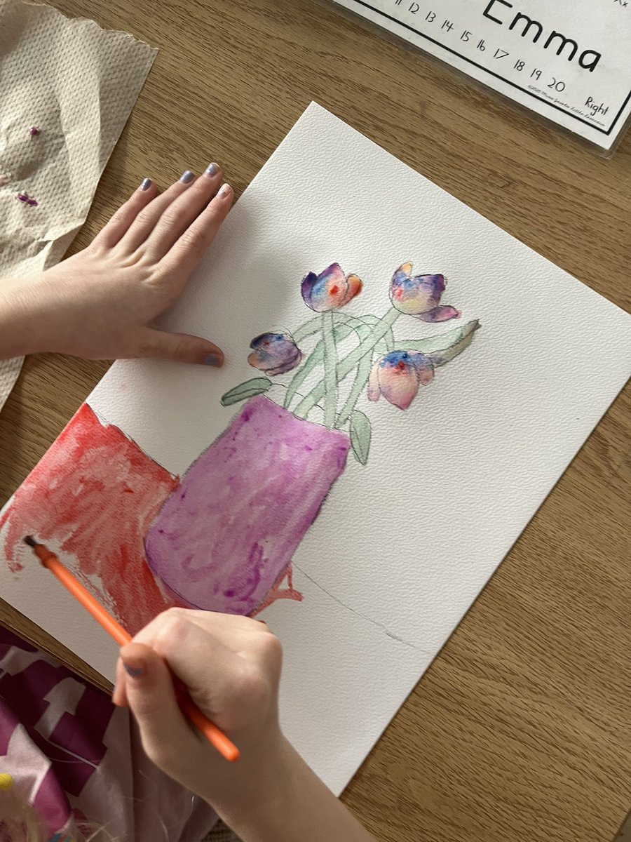 KervinAmy's tweet photo. During a Watercolour Tulips #Art Project from #DeepSpaceSparkle, Ss learned to draw a vase of tulips and experimented with warm and cool hues, honing their skills in the delicate art of watercolour painting. @Glenburnie_ldsb @LimestoneDSB https://t.co/rO4vj42gcQ