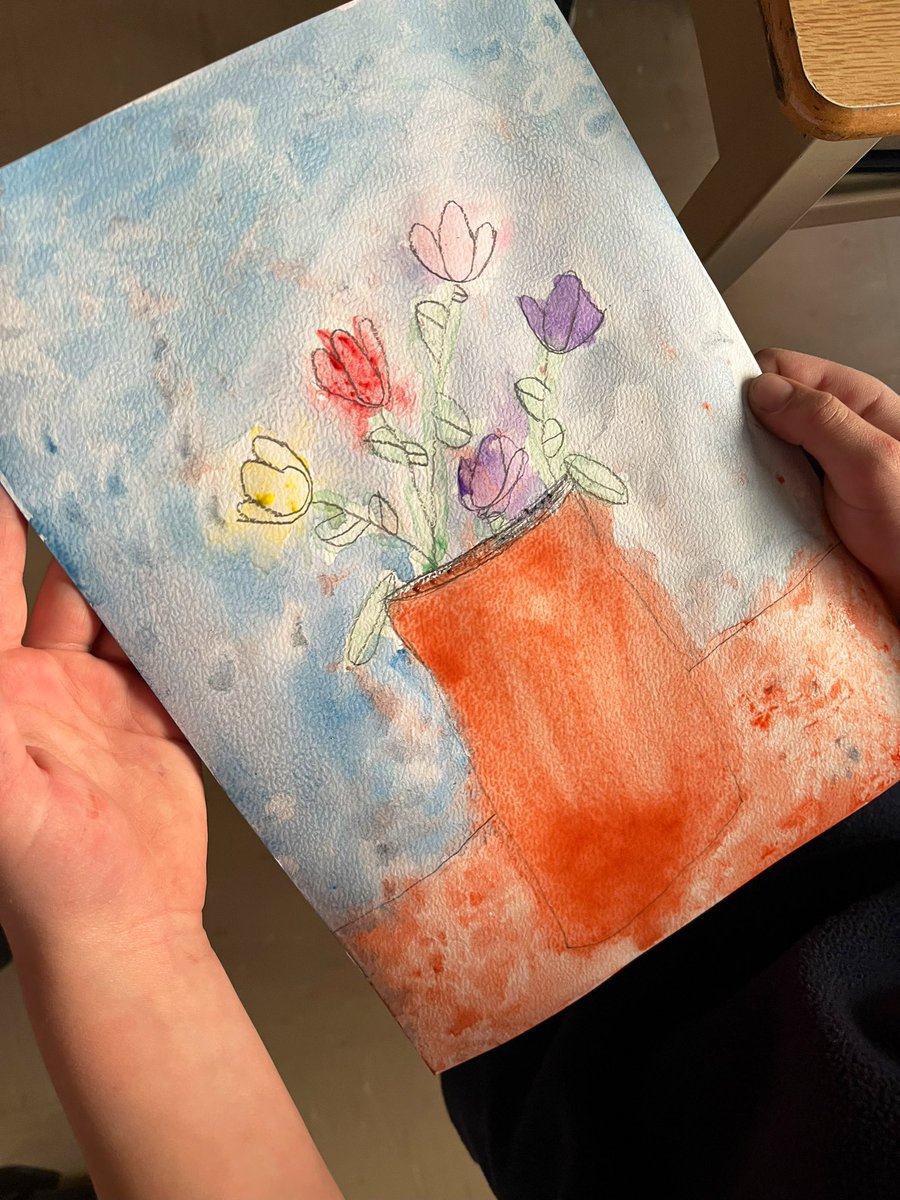 KervinAmy's tweet photo. During a Watercolour Tulips #Art Project from #DeepSpaceSparkle, Ss learned to draw a vase of tulips and experimented with warm and cool hues, honing their skills in the delicate art of watercolour painting. @Glenburnie_ldsb @LimestoneDSB https://t.co/rO4vj42gcQ