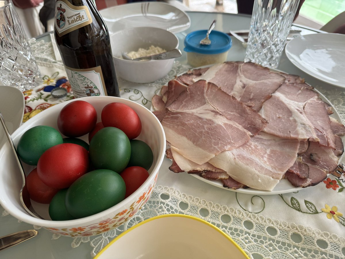 Midori_JP_AT's tweet photo. #Easter in #Austria 🇦🇹
Families get together on Saturday and have the classic #Osterjause (Easter snack) with ham, eggs and horseradish 😋🍽️🍻
After getting full and taking a break, eat some typical Easter pastries 🥮 ☕️
#Ostern2024 https://t.co/E0dmiwSzBc