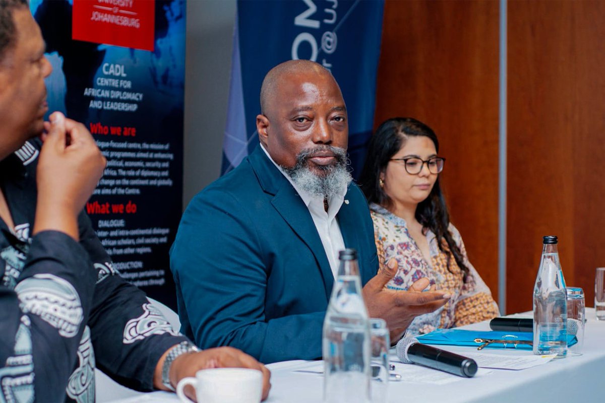 inlassable_p's tweet image. Allô 🤳📞👂 l&apos;homme de la démocratie, au moment où je vous parle, ton silence fait très mal aux gens, mais ne dit rien, reste tjrs dans ton silence !!! On répond les ignares par un grand silence 🤣🤣🤣🤣🤣🤪🤪🤪🤪🤪