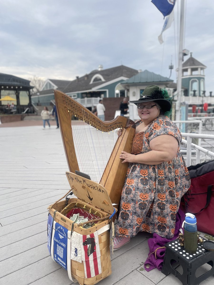 🎶Remember kiddos, when someone is singing, they can't talk. If they're playing an instrument, they can't give you a high 5. Wait until the END of the song, then we can!

#AdventuresInBusking #MusicianProblems