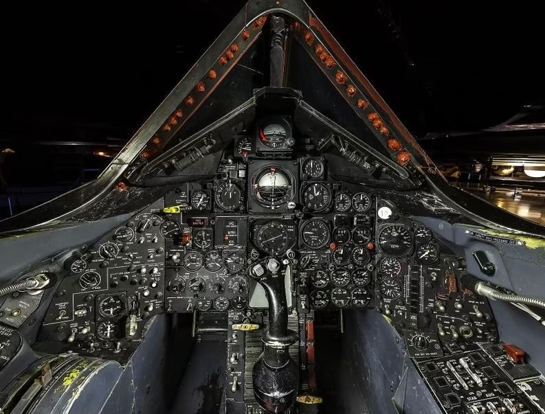 How the fresh hell could you fly at 3.3 times the speed of sound and make sense of all the data here?! #SR71 #Blackbird