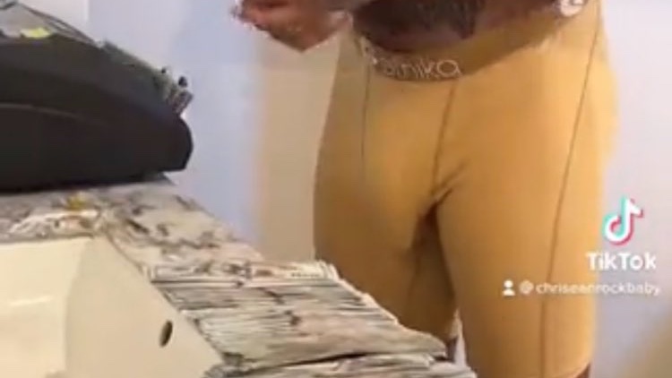 shirtless_male's tweet photo. #DickPrintMondays 🍆🍆🍆

Blueface https://t.co/Mqqq1hiSzH