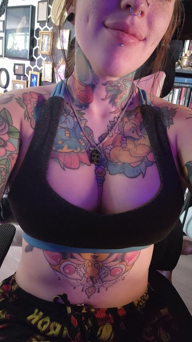 Who here likes sports bras ot tattoos? https://t.co/80H0ZjqwWF