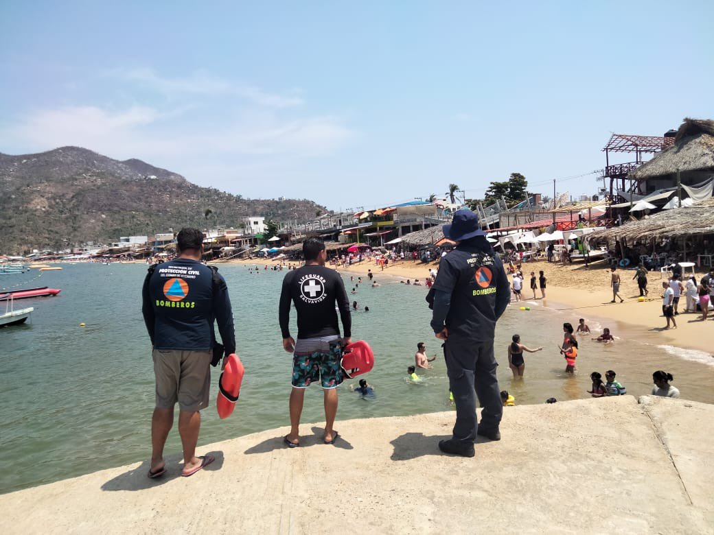 EvelynSalgadoP's tweet photo. Durante este sábado, el equipo operativo de la @PC_Guerrero ⚠️ mantiene un despliegue permanente, reforzando las labores de atención, prevención y auxilio para turistas y residentes. 

Recuerda, ante cualquier emergencia, llama al 9-1-1. 🚨🦺 https://t.co/fI4Hc1cEgr