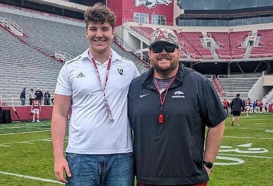 Arkansas extends offer to Pulaski Academy O-lineman Goodwin: Pulaski Academy sophomore offensive lineman Evan Goodwin added his fifth scholarship offer during his visit to Arkansas on Saturday. dlvr.it/T4rgjt