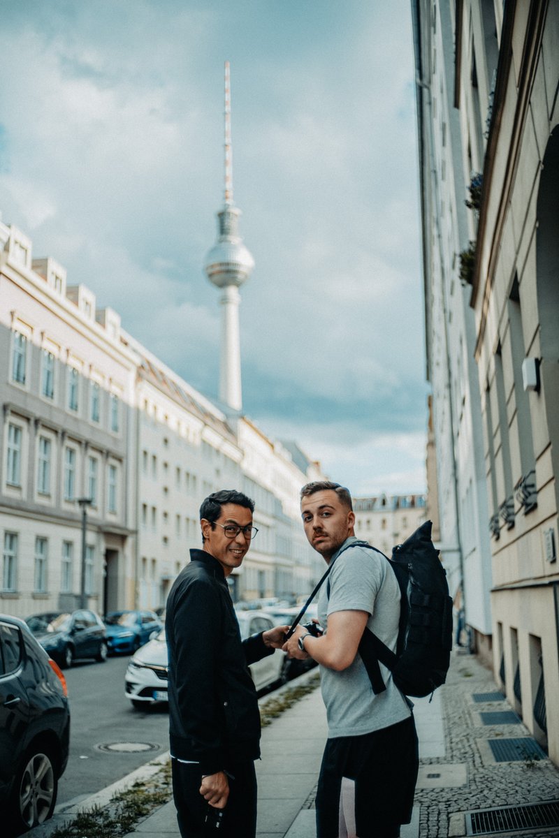 MisterMotoki's tweet image. Hier schrauben Felix und ich in Berlin am #ModularSystem bei dem legendären @Schneidersladen herum.

Nächste Woche geht&apos;s digital weiter auf der Finde Zukunft Konferenz.

Dort schrauben wir {mit Euch} an ein paar kreativen GenAI-Tools.

Kommt am 25. und 26. April dazu 🔥