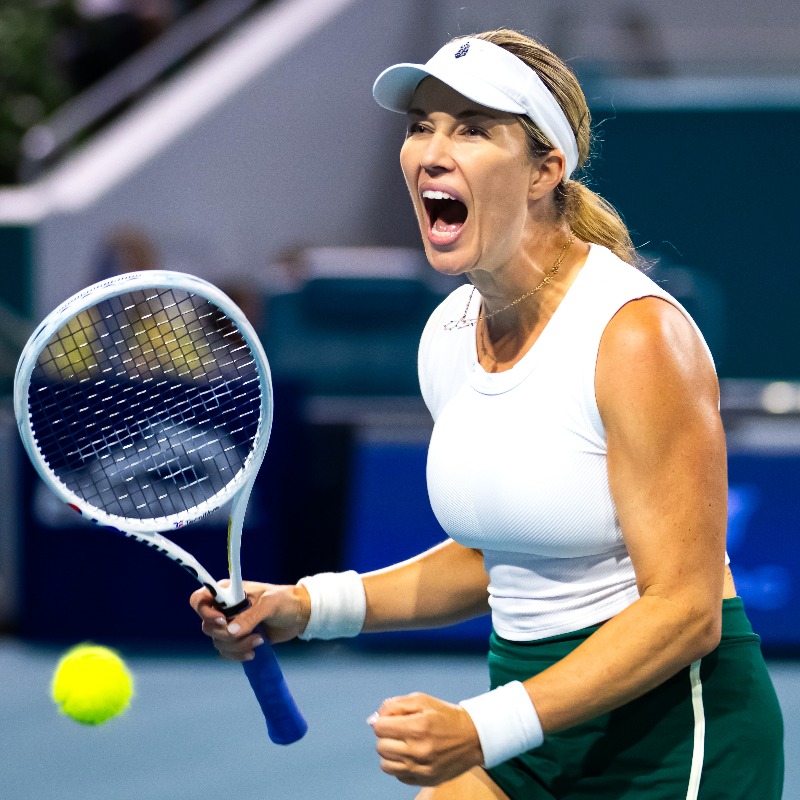 Tennis's tweet photo. THE BIGGEST TITLE OF HER CAREER! 🏆

🇺🇸 Danielle Collins has beaten Elena Rybakina, 7-5 6-3, to win her first WTA 1000 title at the #MiamiOpen 🌴

After dropping her first set of the tournament, Collins won her next FOURTEEN SETS IN A ROW without even going to a tie-break. 🔥🔥🔥