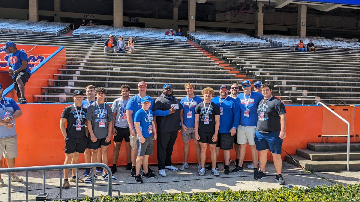 I had a great time watching the Gators practice and scrimmage in the Swamp today. I would like to say thank you to all of the Gators Coaches and staff that made this happen. @coach_bnapier @CoachRobSale @GatorsFB @SSPHTX @KalebJ72 @TopPreps