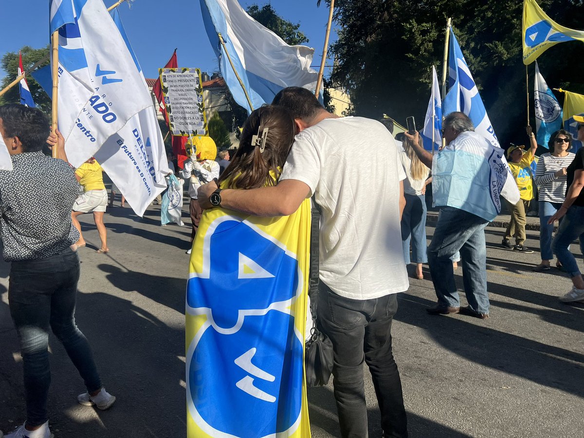 Cerramos la semana de militancia en las Criollas del Prado. Con gran alegría de esta barra, acompañamos a nuestro candidato @AlvaroDelgadoUy junto a @JavierGarcia_Uy para llevar adelante el segundo piso de transformaciones que necesita nuestro país. #NiUnPasoAtrás