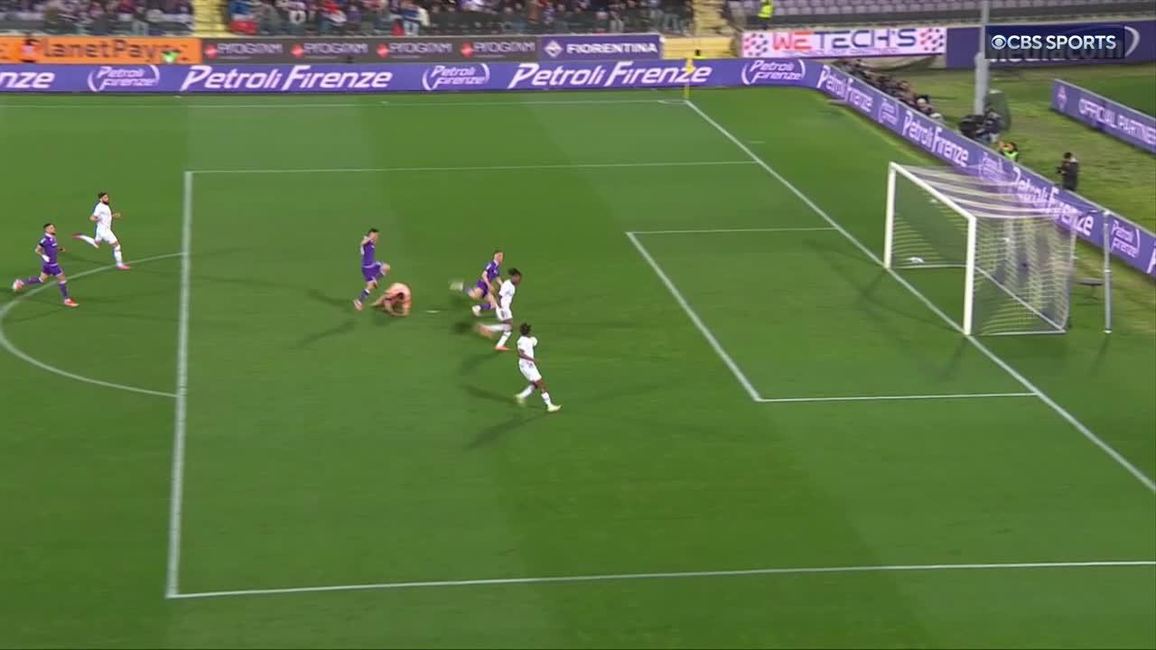 Interesting tactic from Fiorentina GK Pietro Terracciano on this Rafael Leao goal 👀