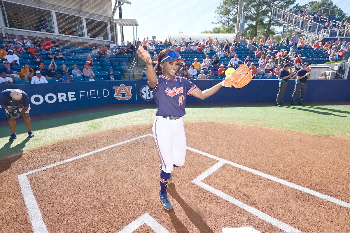 AuburnSoftball tweet picture