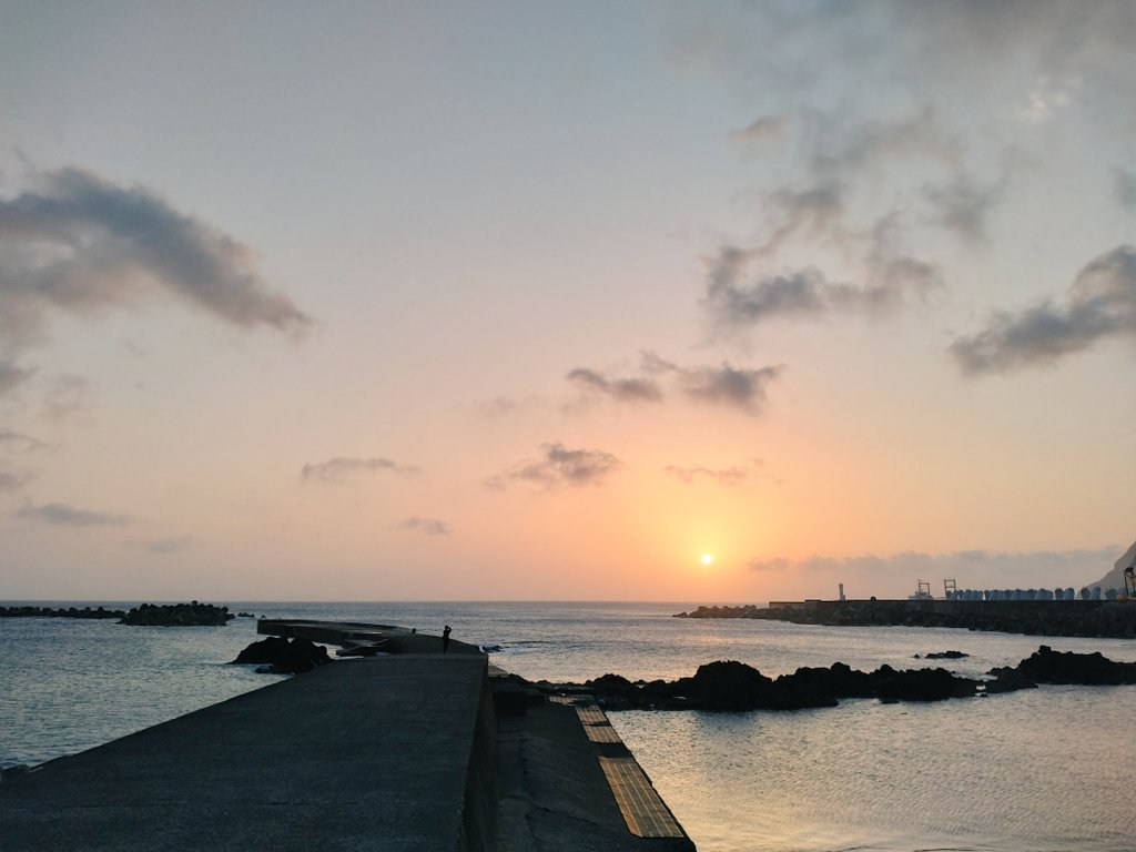 東側の宿に移ったのでこれは朝日。旅と山の時だけ早起きできる。