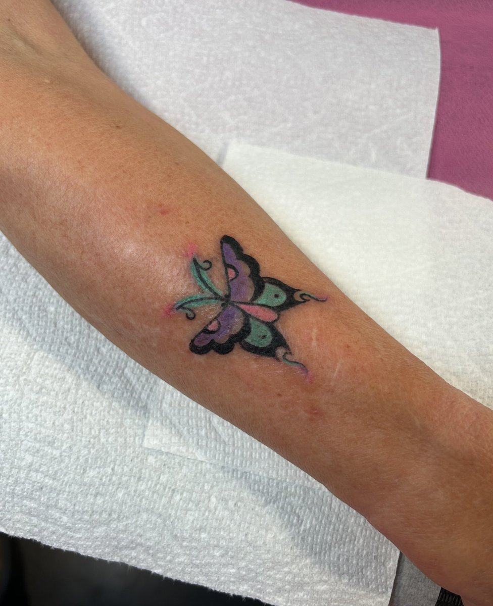 traversingvoids's tweet photo. Gave my 66 year old mom her first tattoo today 💪🦋  

She said it didn’t hurt a bit! https://t.co/gwVvaOxAbL