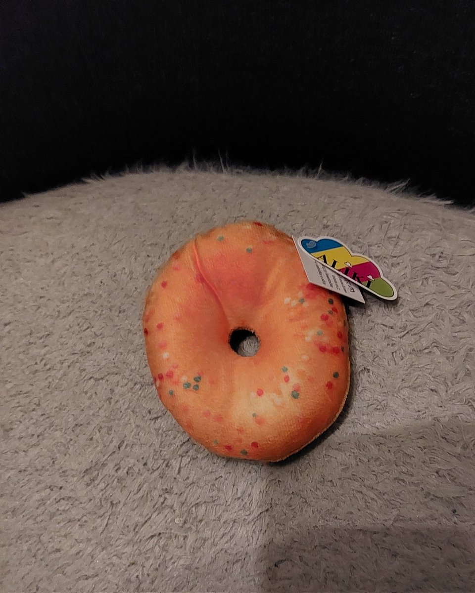 Varlet_'s tweet photo. Abends auf den #HamburgerDom zu gehen, war keine gute Idee. So viele Menschen und die soziale Batterie ist leer. Aber ich hab nen Avocado-Plüschi am Greifer und einen Donut beim Armbrustschießen gewonnen 😀 mal sehn, wann der nächste mit mir auf den Dom will 😅 https://t.co/1B1HDi5WBh