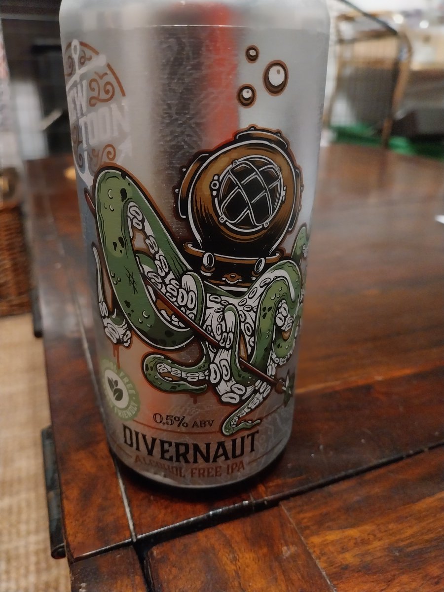 samuelebolton's tweet photo. Really enjoying the @BrewToon Divernaut #AFbeer. Lots of green, almost limey hops upfront. Great #alcoholfreebeer. Another Scottish brewer smashing #Alcoholfree #Beer. Bought from #functionaldrinksclub.
#NAbeer
#nonalcoholic
#zeroalcohol
#CraftBeer
#sober
#afcrew https://t.co/x0XM4tR0gC