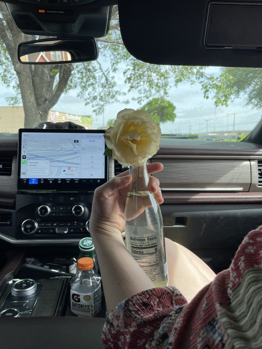 FYI Kathleen likes when you bring her flowers after the gig 👀💐