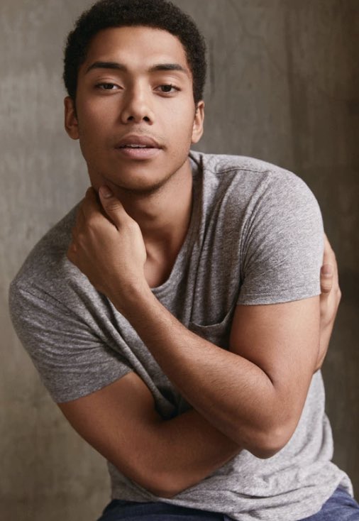 SeriesTWBZ's tweet photo. 🥀 O ator Chance Perdomo, conhecido por seus papéis em 'Gen V' e 'O Mundo Sombrio de Sabrina', faleceu aos 27 anos após um acidente de moto! 😪 https://t.co/roNIacSZk5