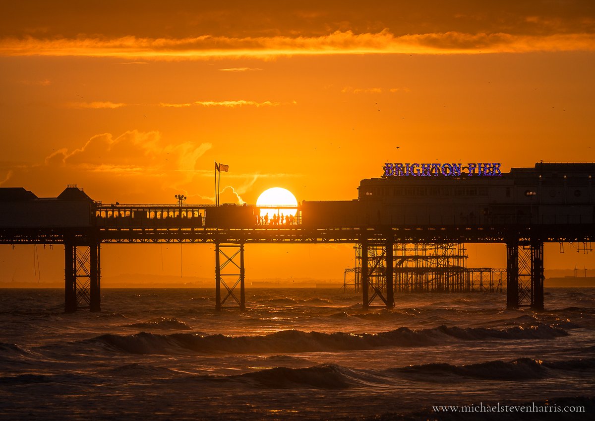 Sunlight on the Palace Pier ☀️

Pretty rare occurence these days, especially when it's actually on the pier! 😅

#brighton #bbcsoutheast #WexMondays #fsprintmonday #ThePhotoHour #Sharemondays2024 #thesun! 😮 #sunset #brightonseafront #brightonbeach