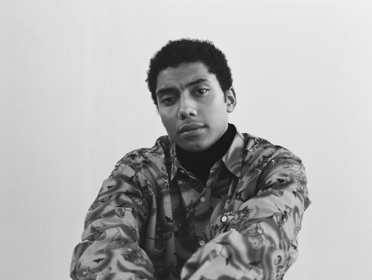 choquei's tweet photo. 🚨AGORA: Morre Chance Perdomo, conhecido por "O Mundo Sombrio de Sabrina" e "Gen-V", aos 27 anos em um acidente de moto. https://t.co/q2LEqmCP7t